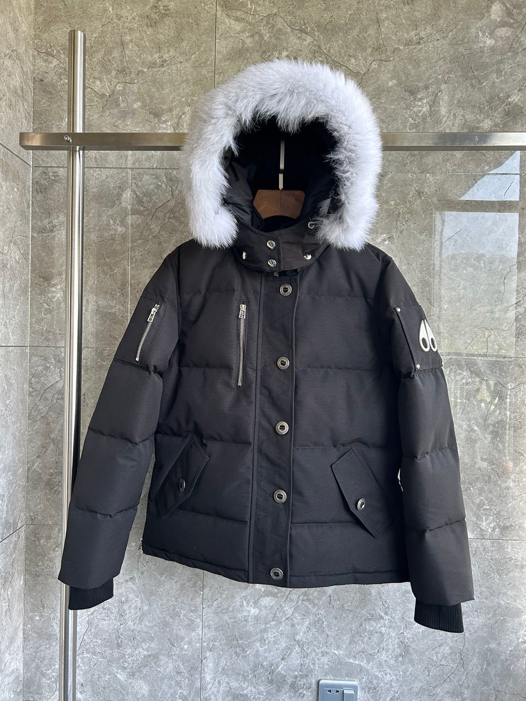 Gepolsterte Jacke mit Fellkapuze
