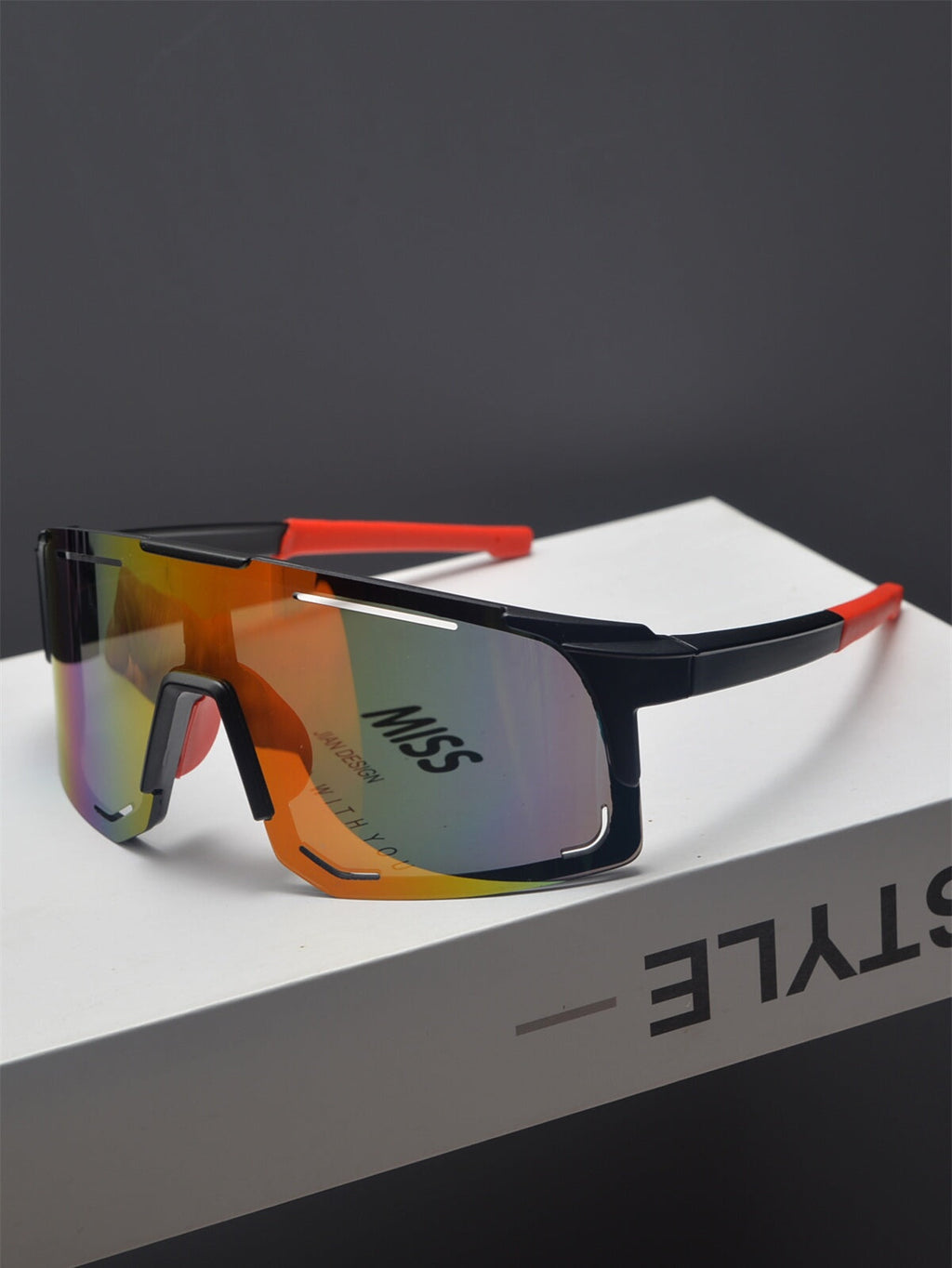 Gafas de sol deportivas con escudo de gran tamaño
