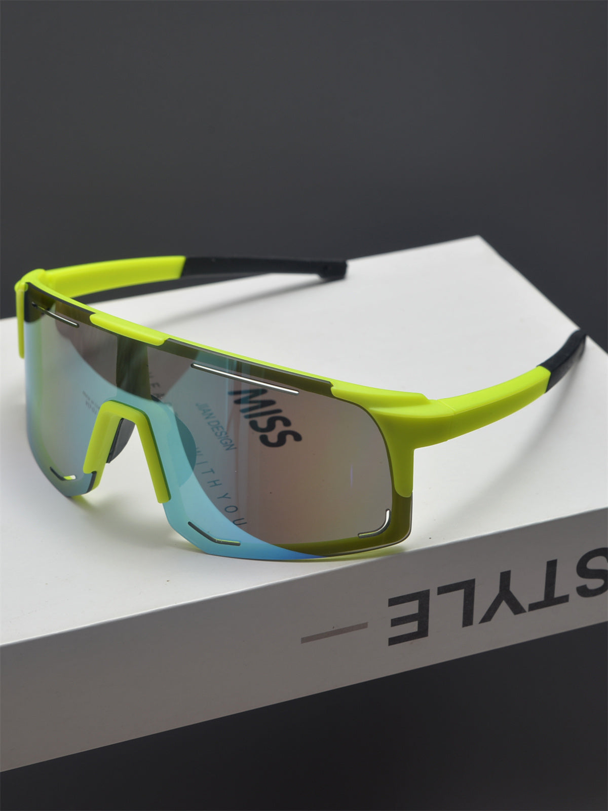 Gafas de sol deportivas con escudo de gran tamaño