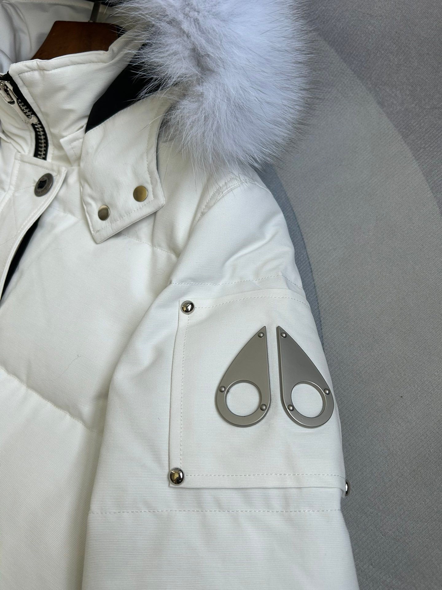 Gepolsterte Jacke mit Fellkapuze