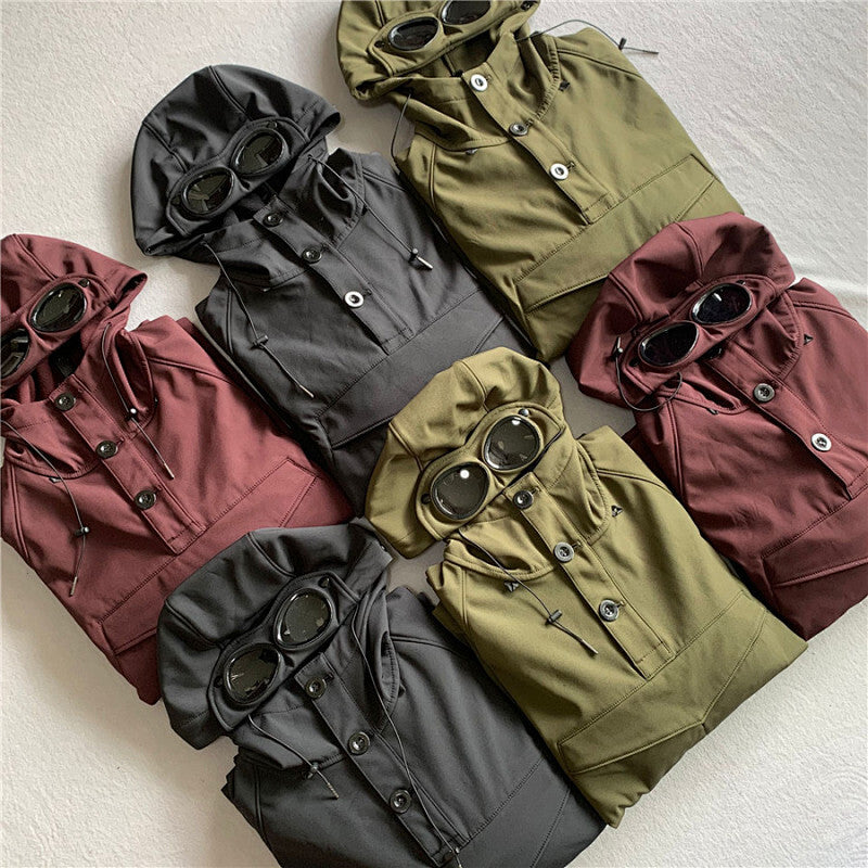 Chaqueta con capucha y gafas integradas