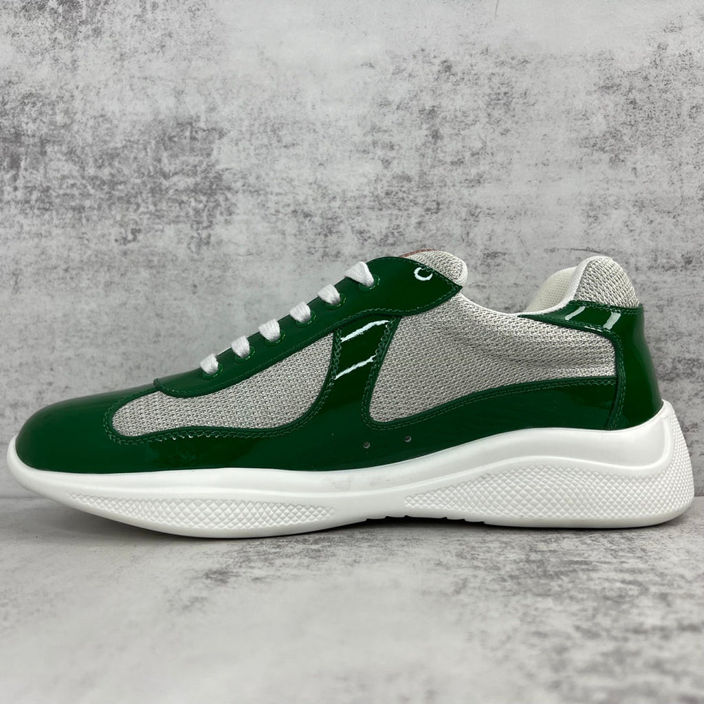 Grüne Hochleistungs-Turnschuhe