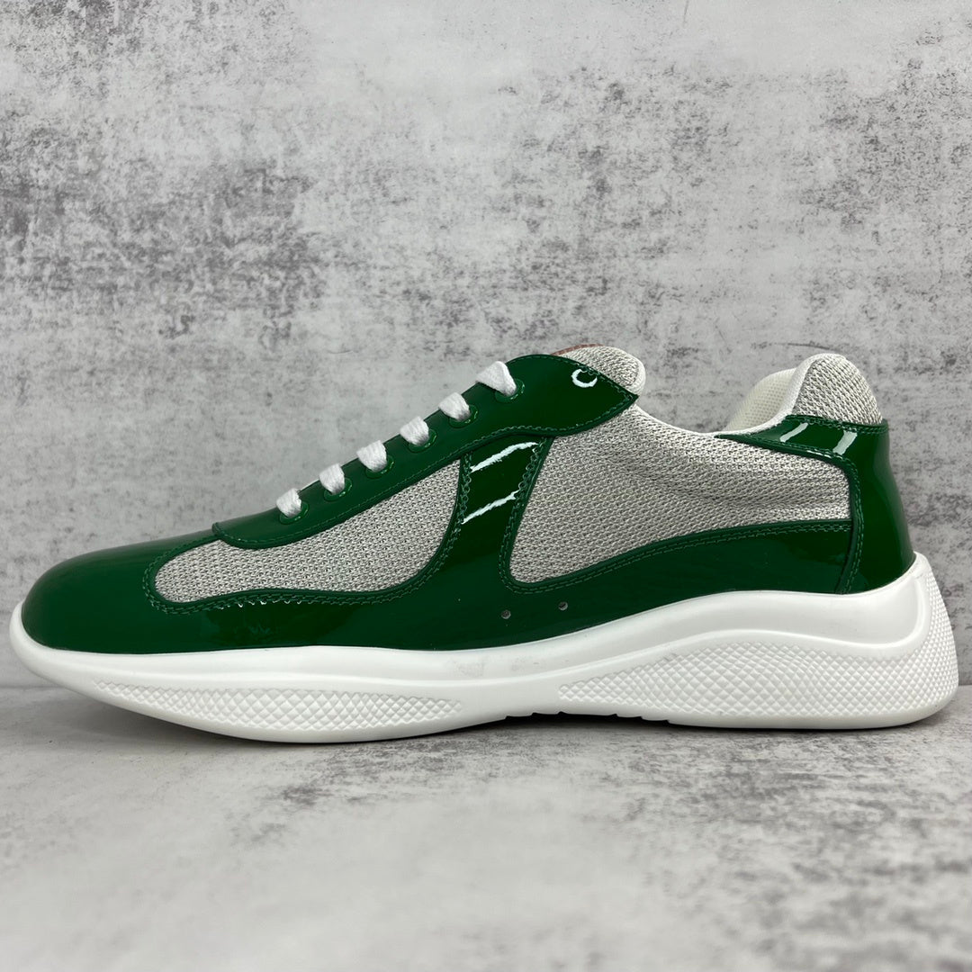 Grüne Hochleistungs-Turnschuhe