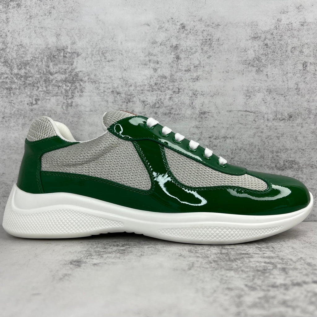 Grüne Hochleistungs-Turnschuhe