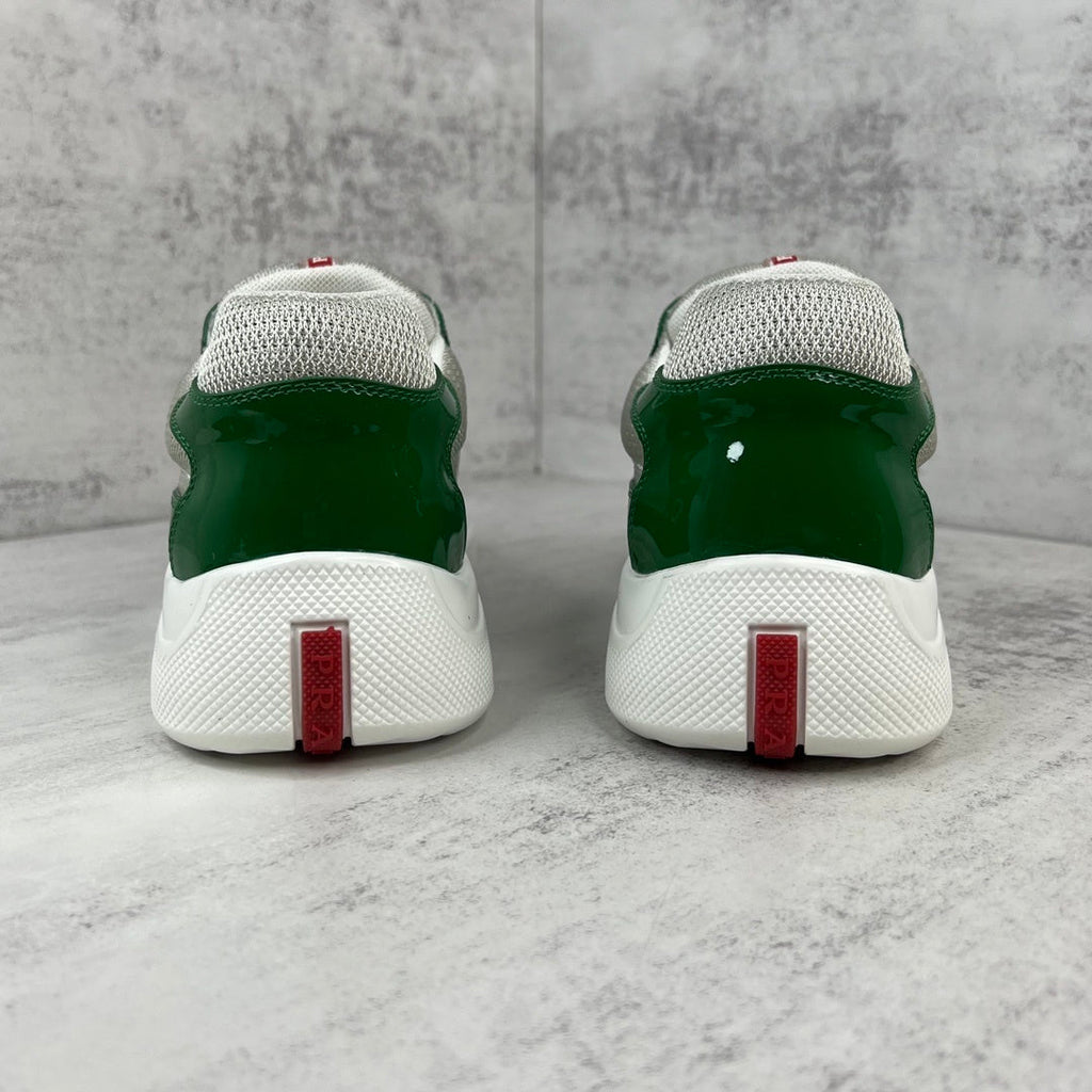 Grüne Hochleistungs-Turnschuhe