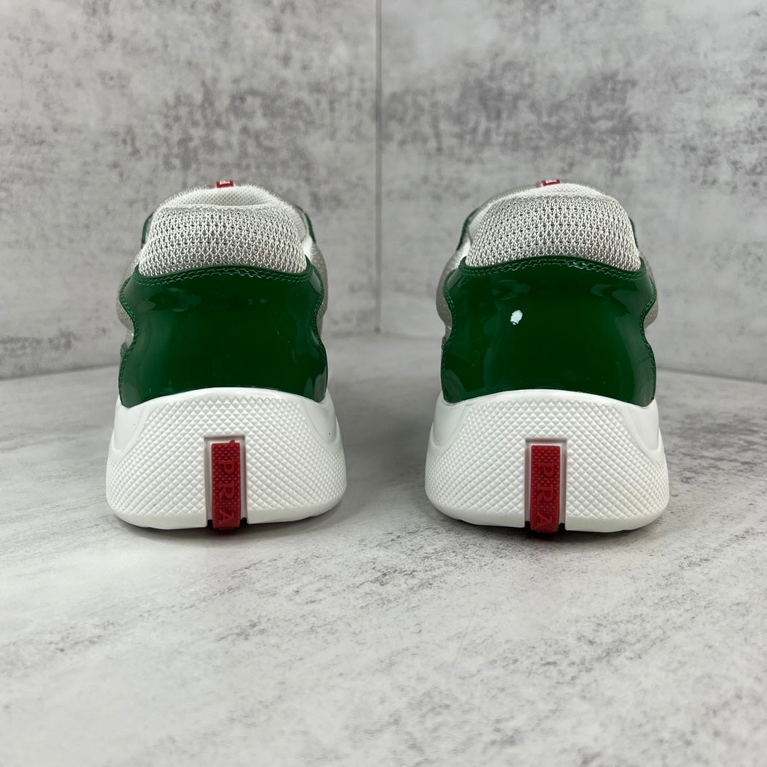 Grüne Hochleistungs-Turnschuhe