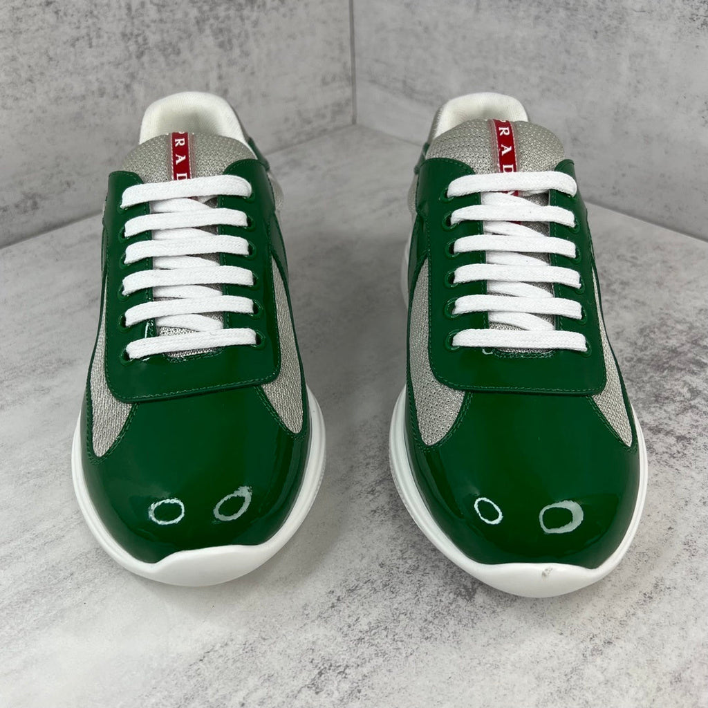 Grüne Hochleistungs-Turnschuhe