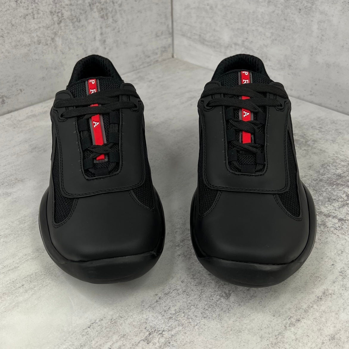 Zapatillas deportivas negras de alto rendimiento