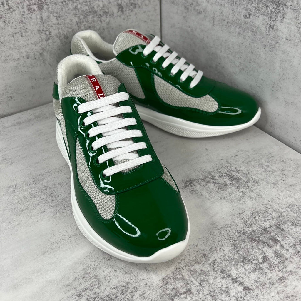 Grüne Hochleistungs-Turnschuhe