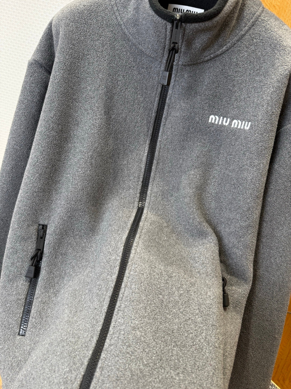 Graue Fleece-Reißverschlussjacke
