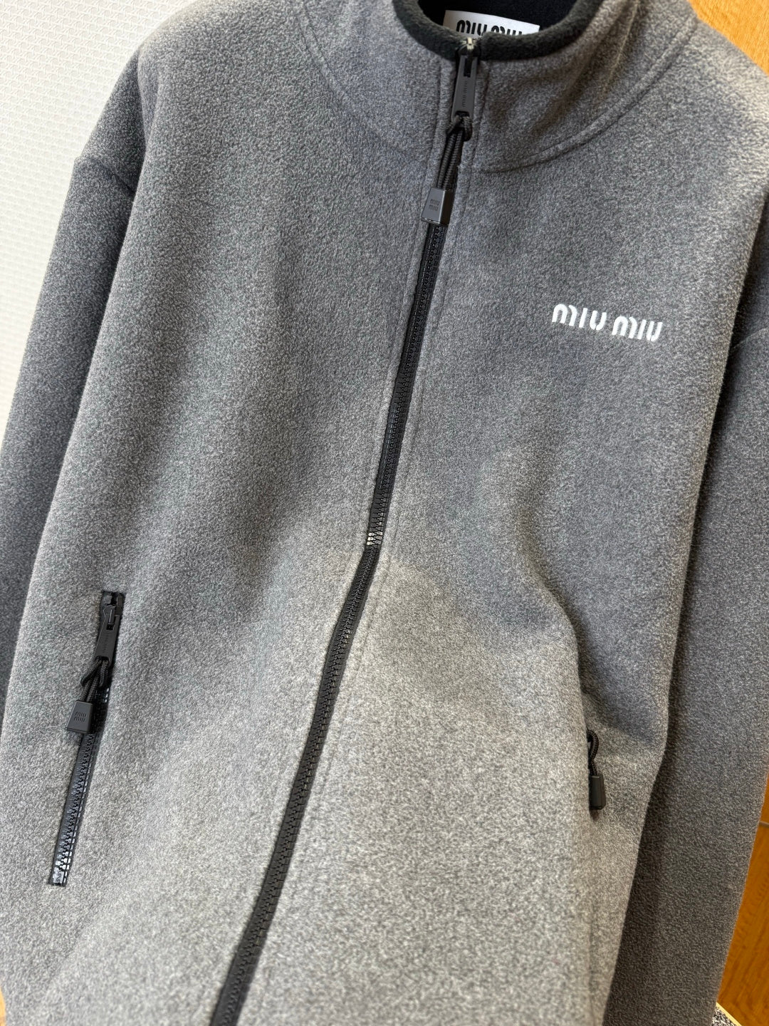 Graue Fleece-Reißverschlussjacke