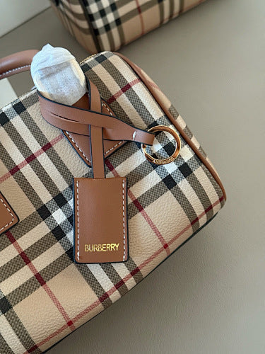 Minibolso estructurado con asa superior