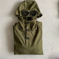 Chaqueta con capucha y gafas integradas