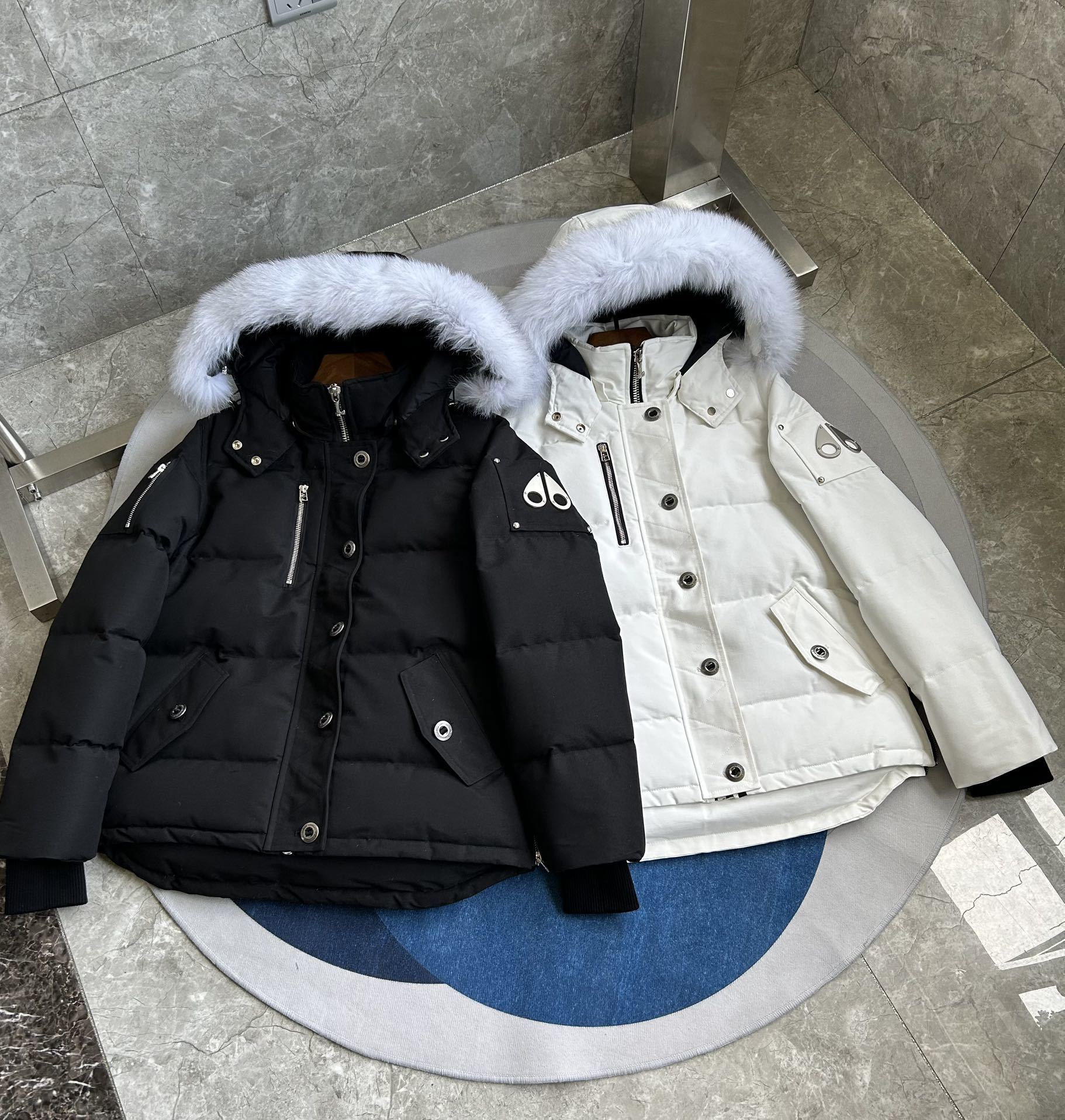 Gepolsterte Jacke mit Fellkapuze