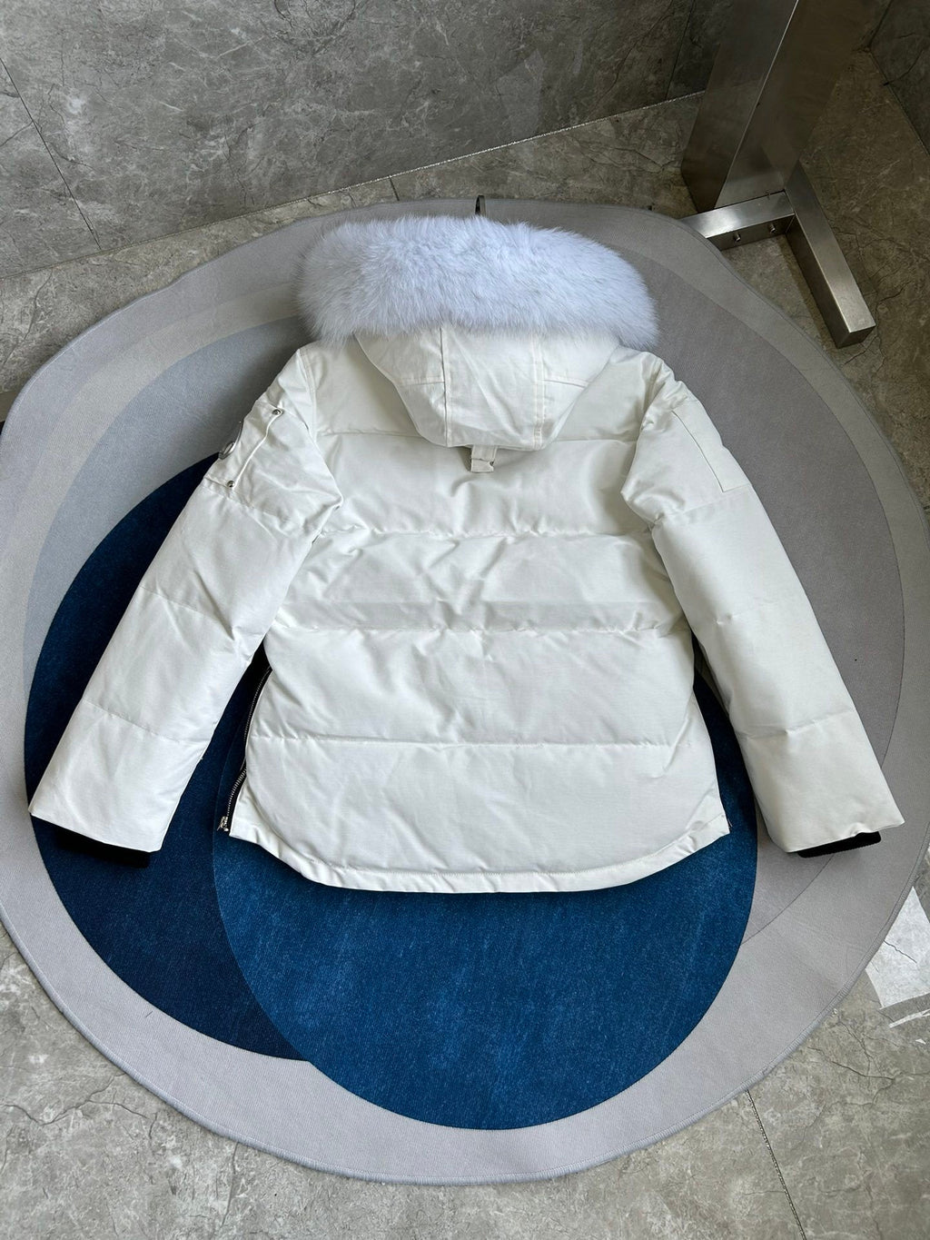 Gepolsterte Jacke mit Fellkapuze