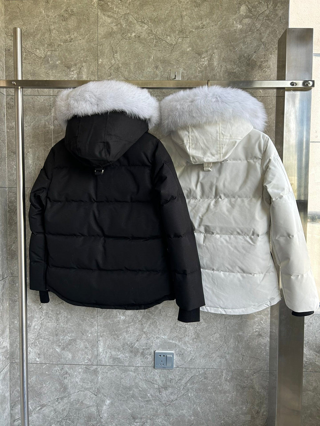 Gepolsterte Jacke mit Fellkapuze
