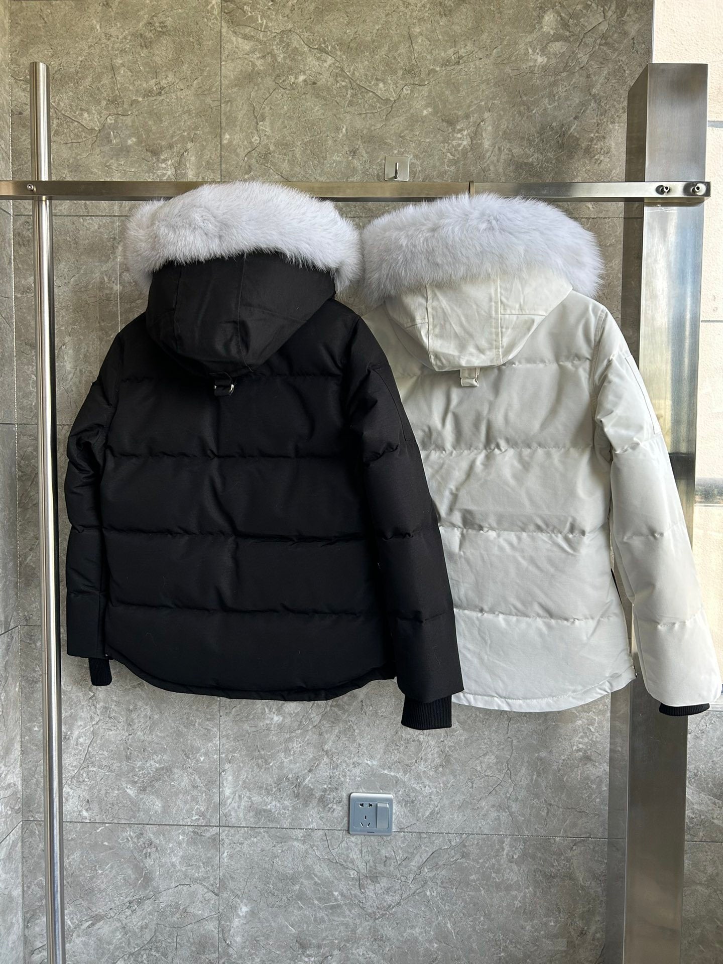 Gepolsterte Jacke mit Fellkapuze