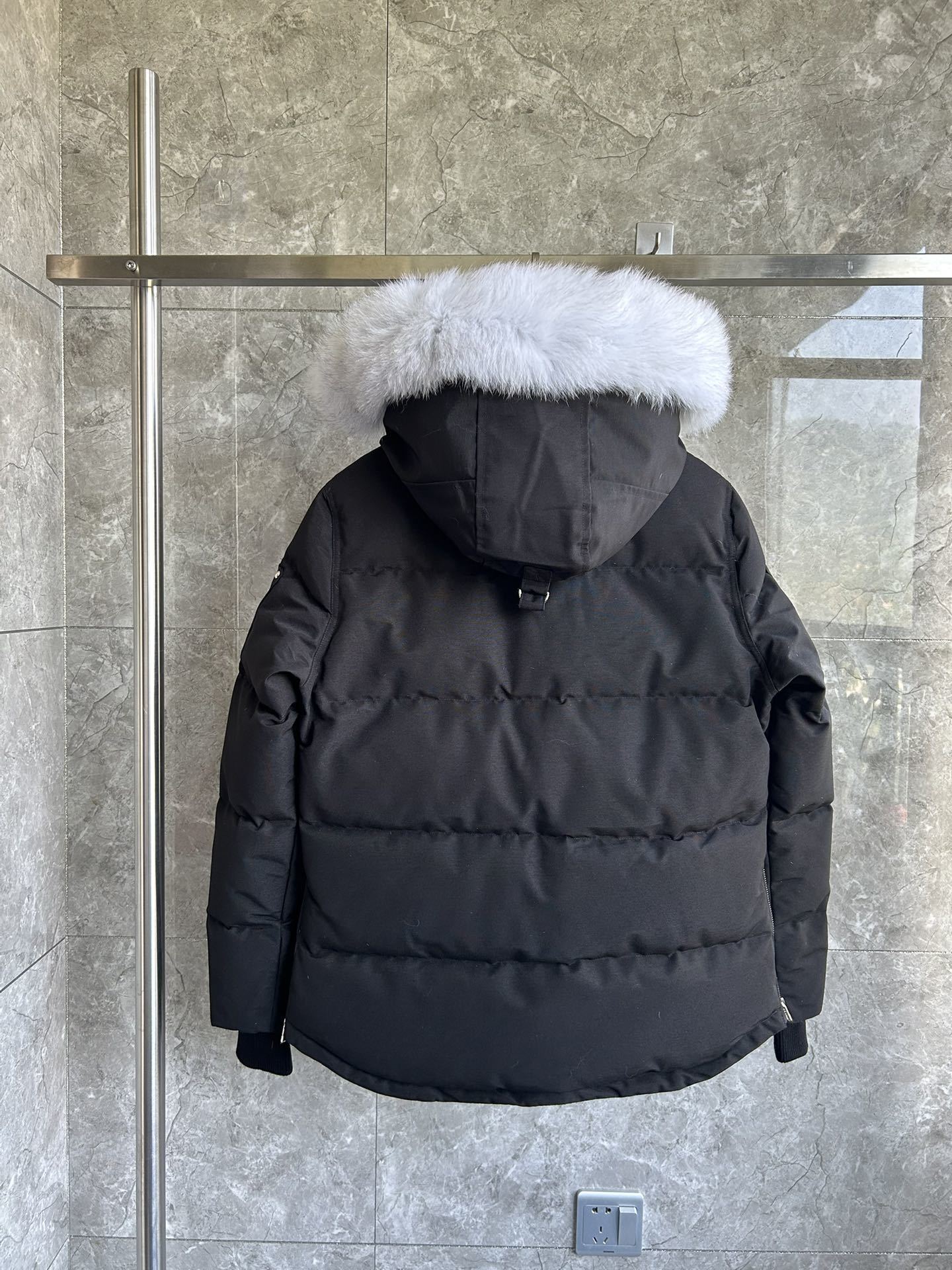Gepolsterte Jacke mit Fellkapuze