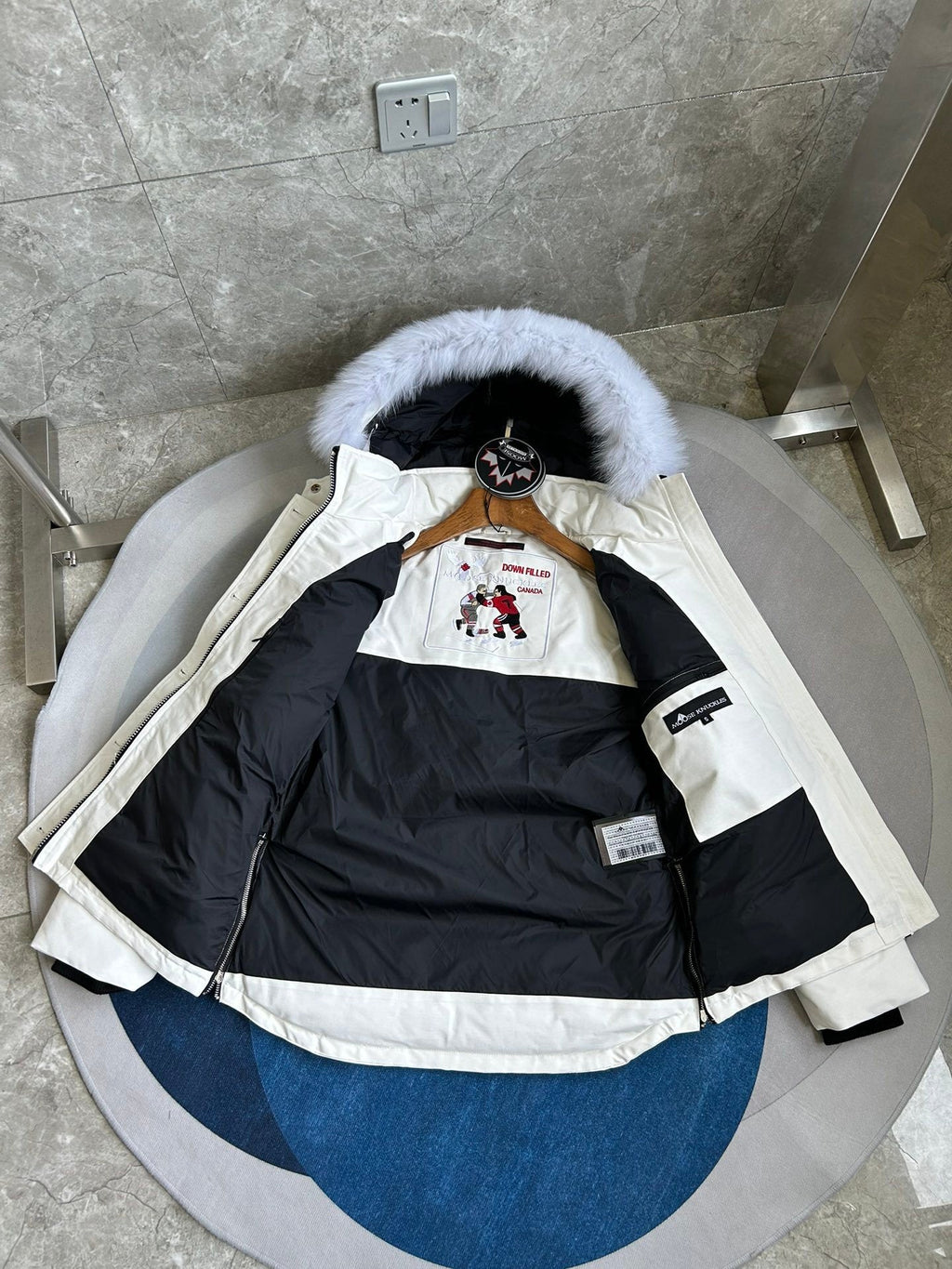 Gepolsterte Jacke mit Fellkapuze