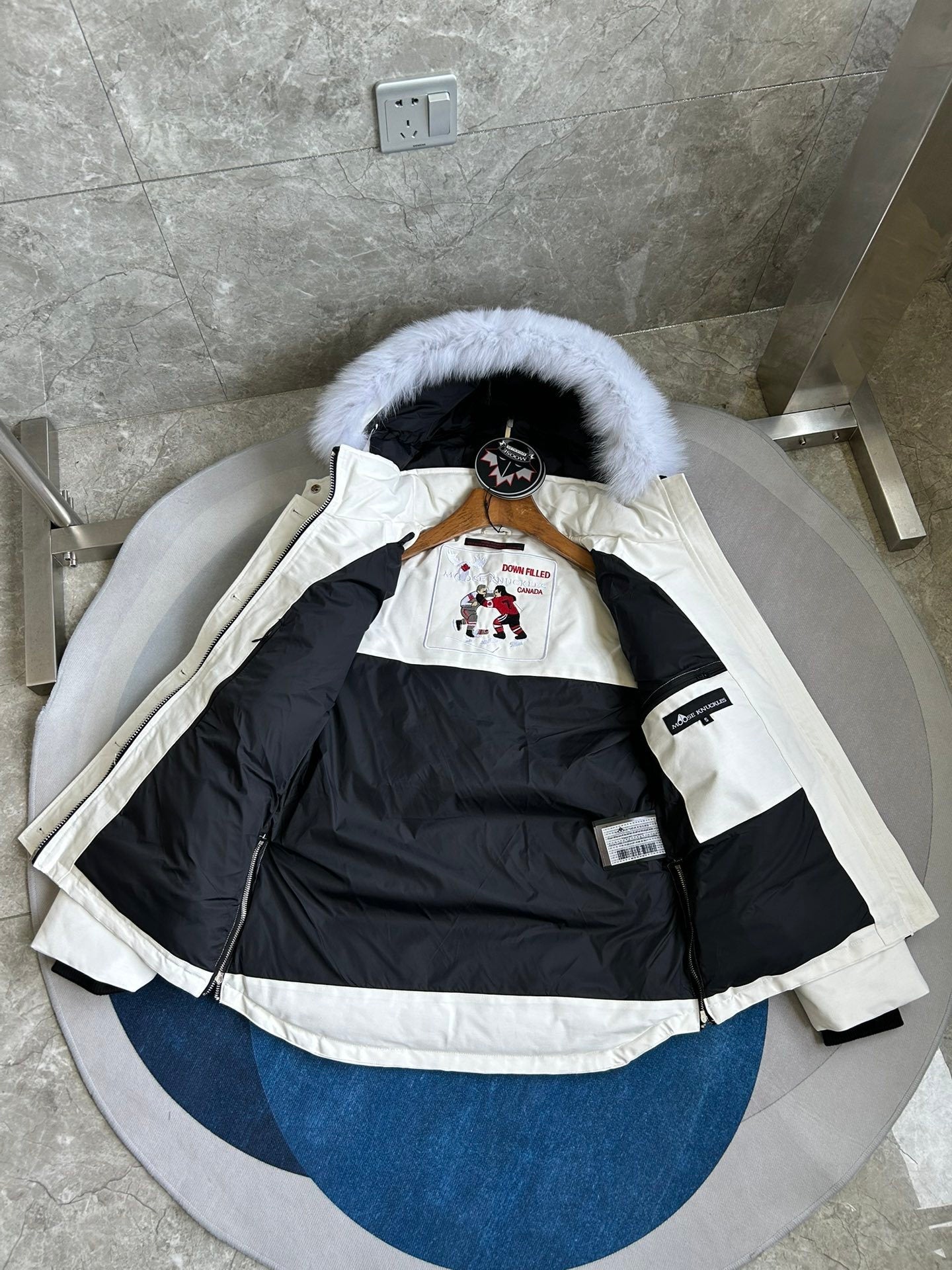 Gepolsterte Jacke mit Fellkapuze