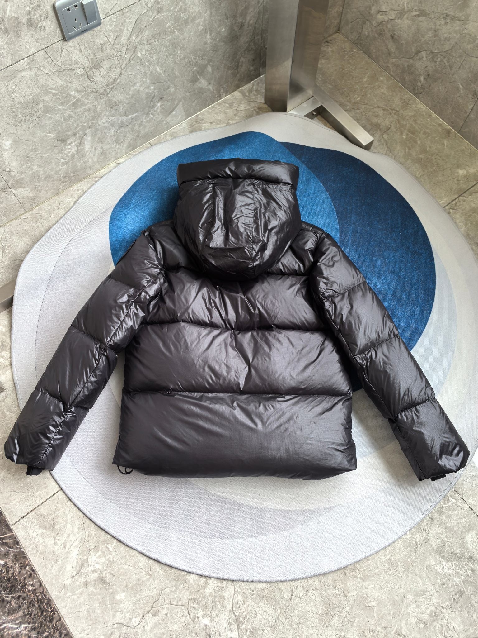 Glänzende Daunenjacke