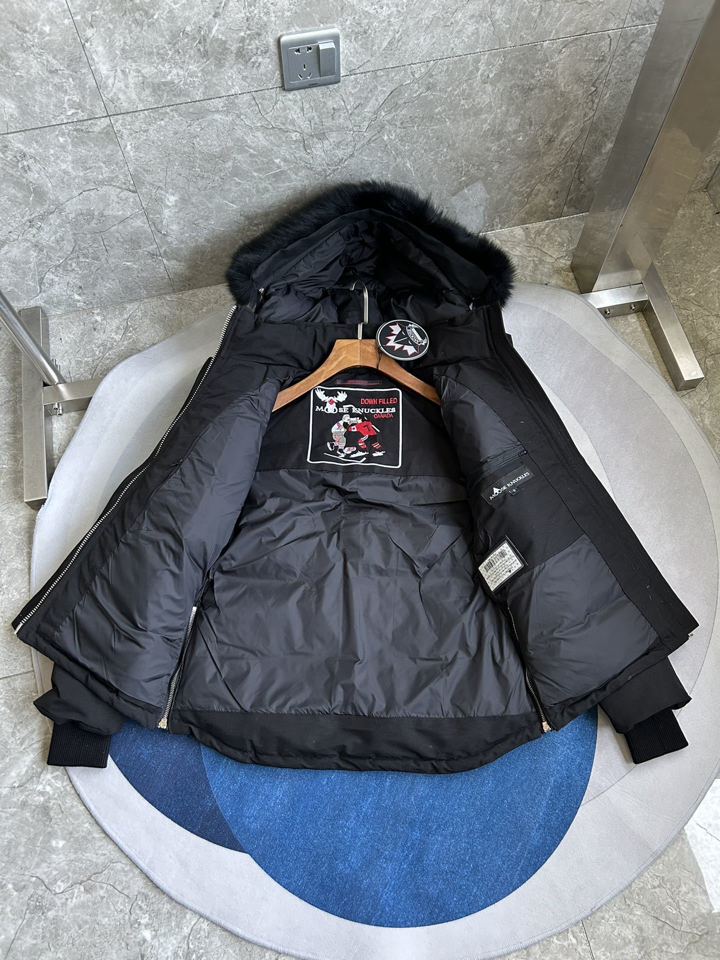 Chaqueta acolchada con capucha de piel