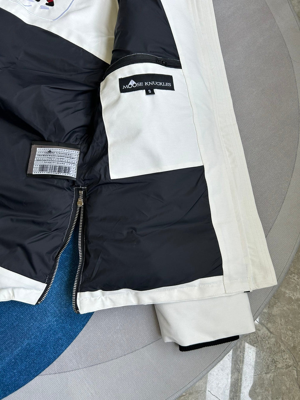 Gepolsterte Jacke mit Fellkapuze