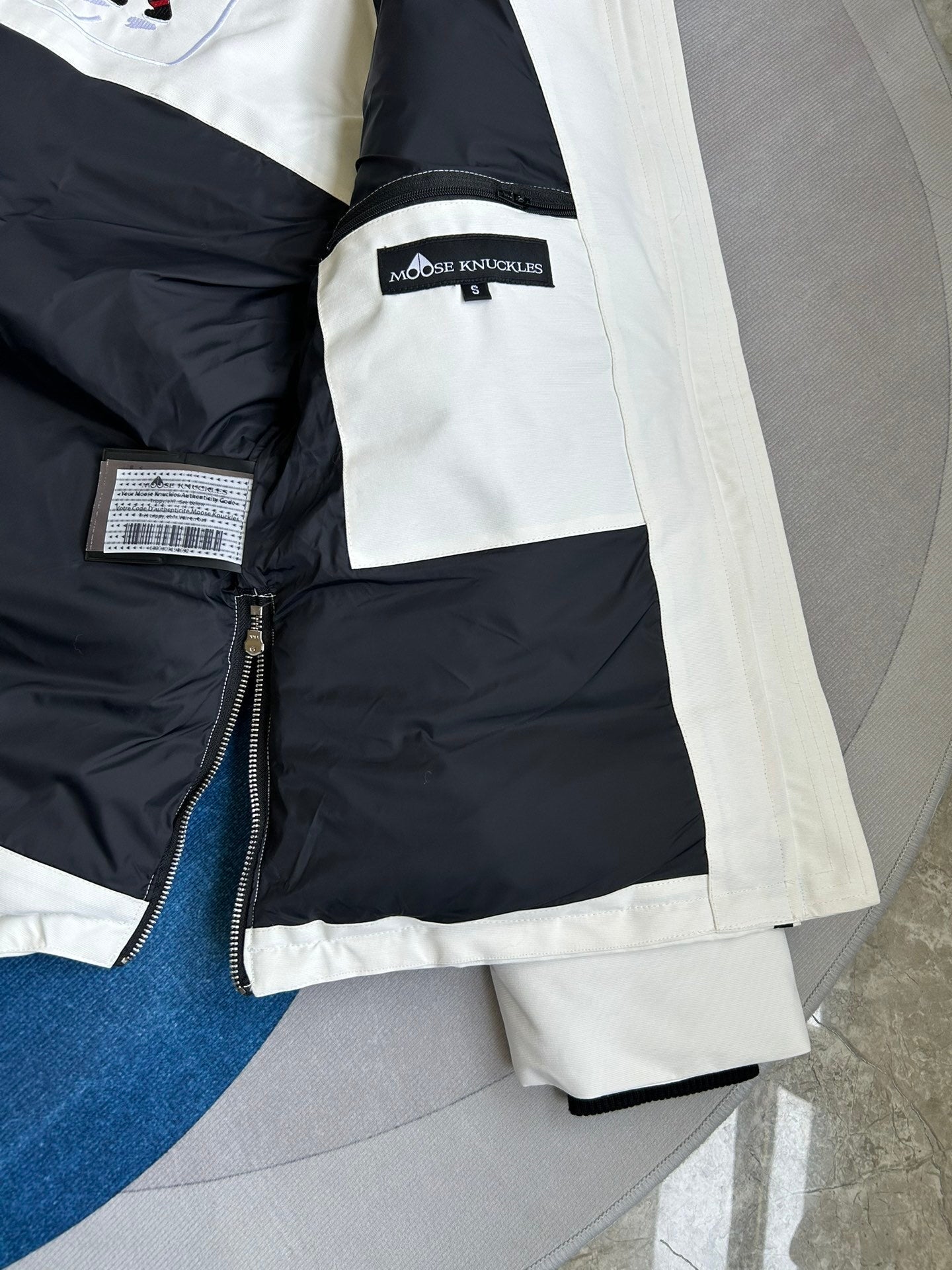Gepolsterte Jacke mit Fellkapuze