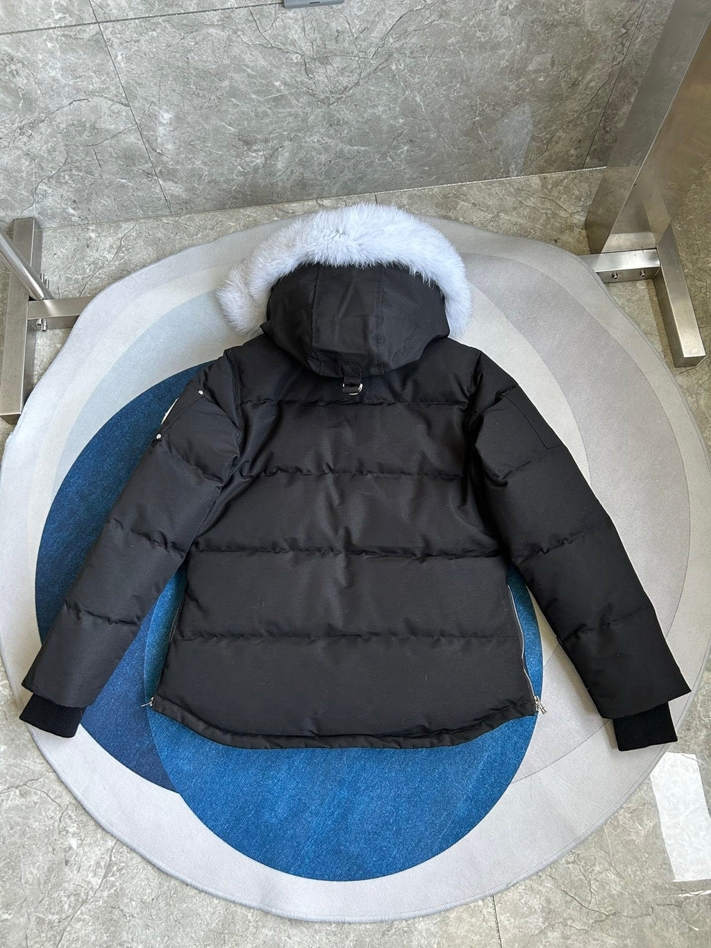 Gepolsterte Jacke mit Fellkapuze