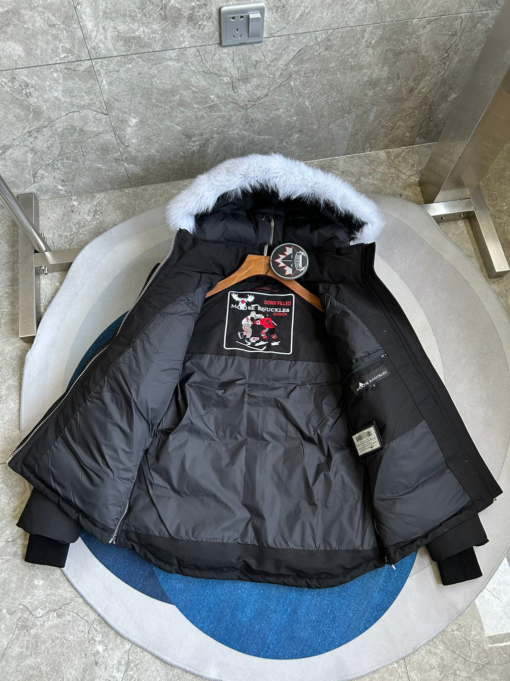 Gepolsterte Jacke mit Fellkapuze