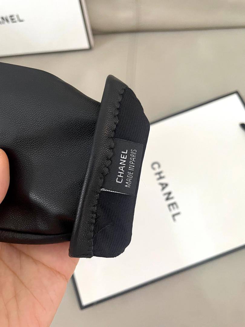 High-quality sheepskin gloves