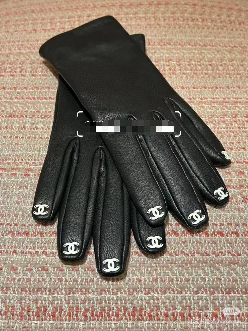 High-quality sheepskin gloves