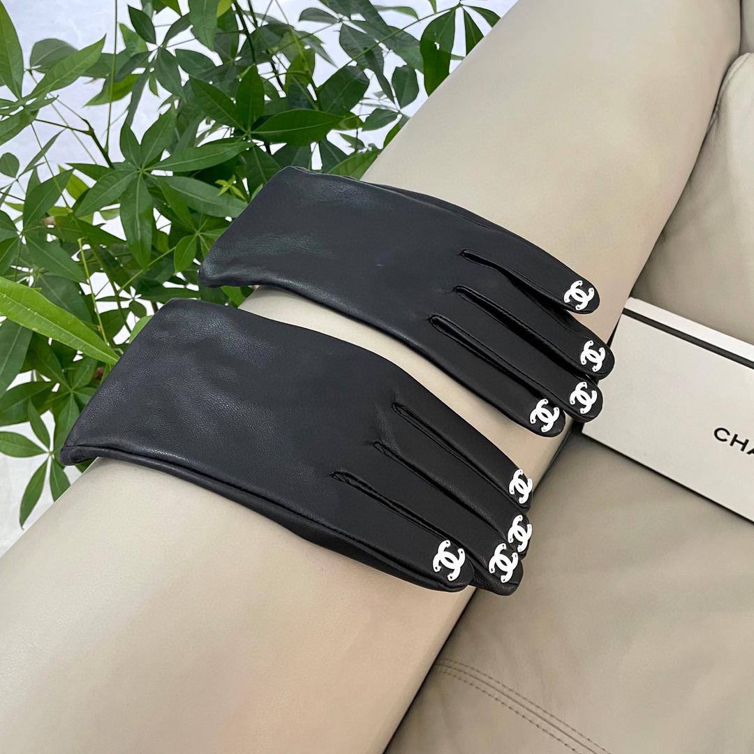 High-quality sheepskin gloves