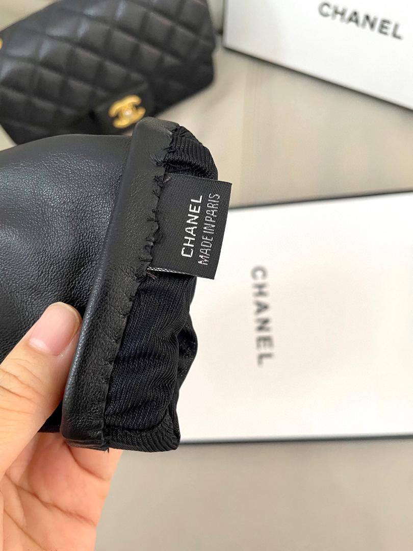 High-quality sheepskin gloves