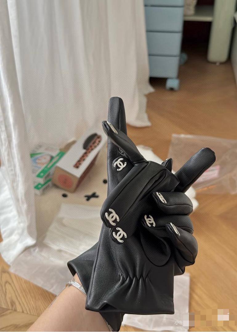 High-quality sheepskin gloves