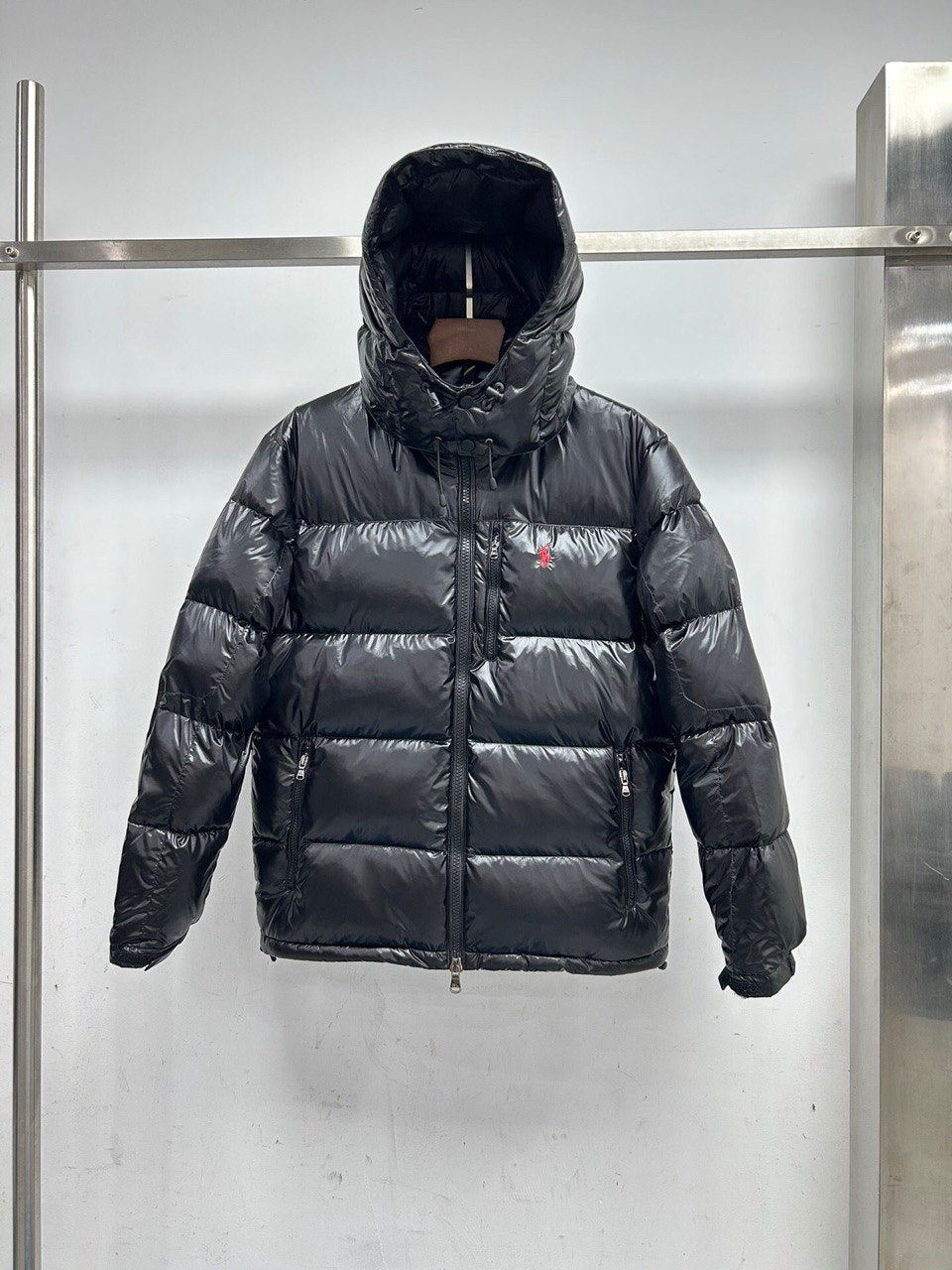Glänzende, schwarze Steppjacke mit Kapuze
