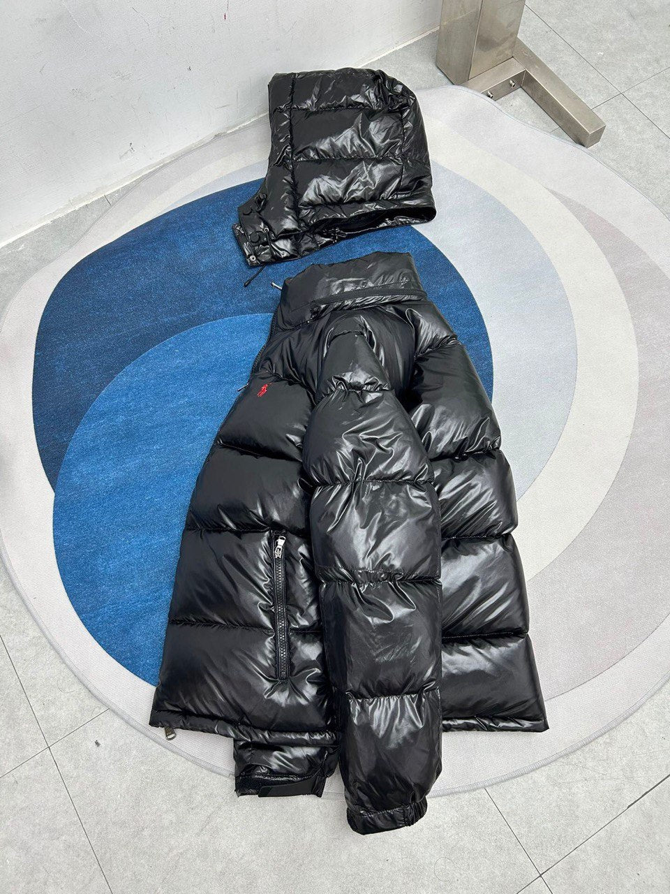 Glänzende, schwarze Steppjacke mit Kapuze