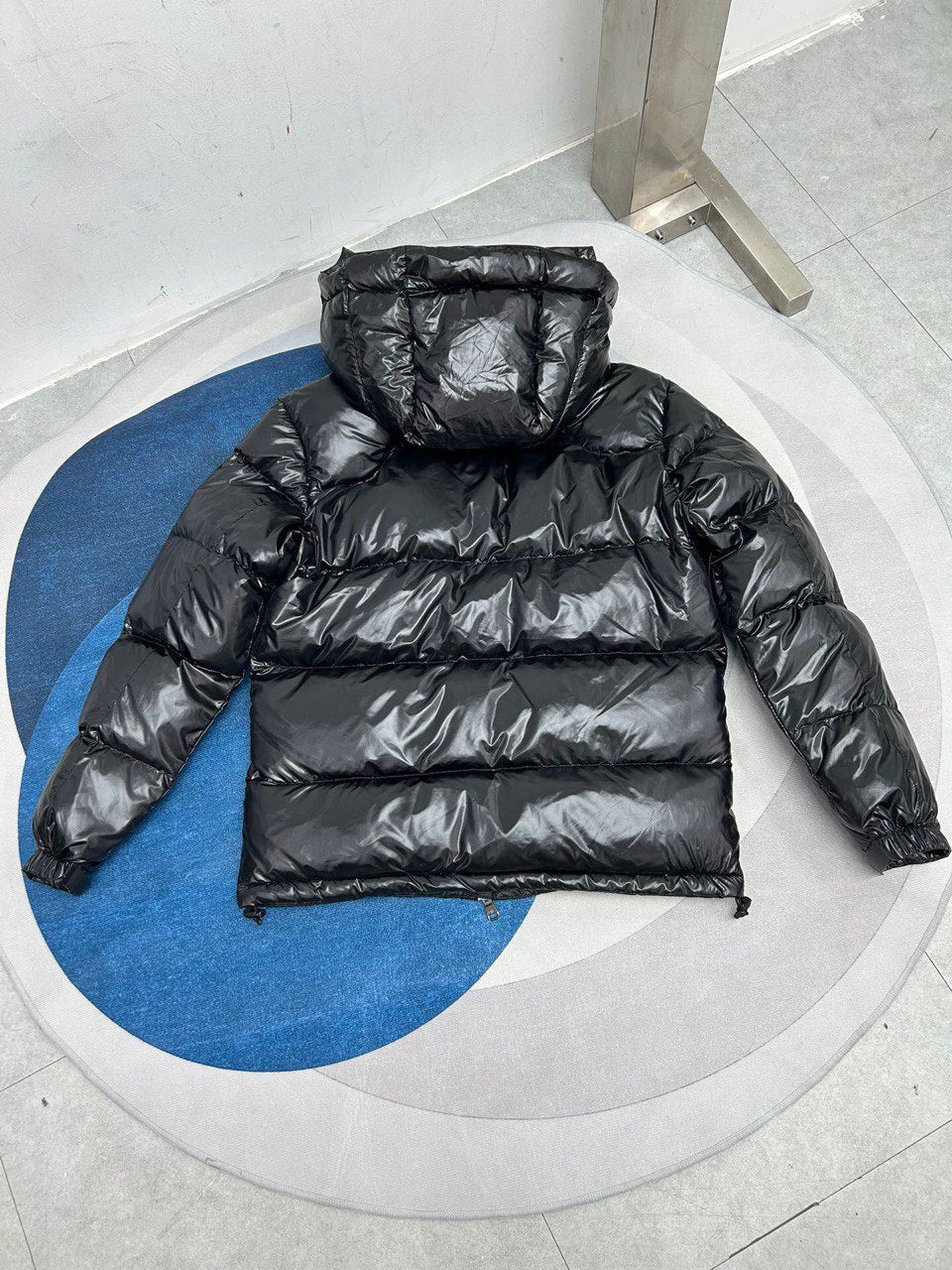 Glänzende, schwarze Steppjacke mit Kapuze