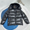 Glänzende, schwarze Steppjacke mit Kapuze