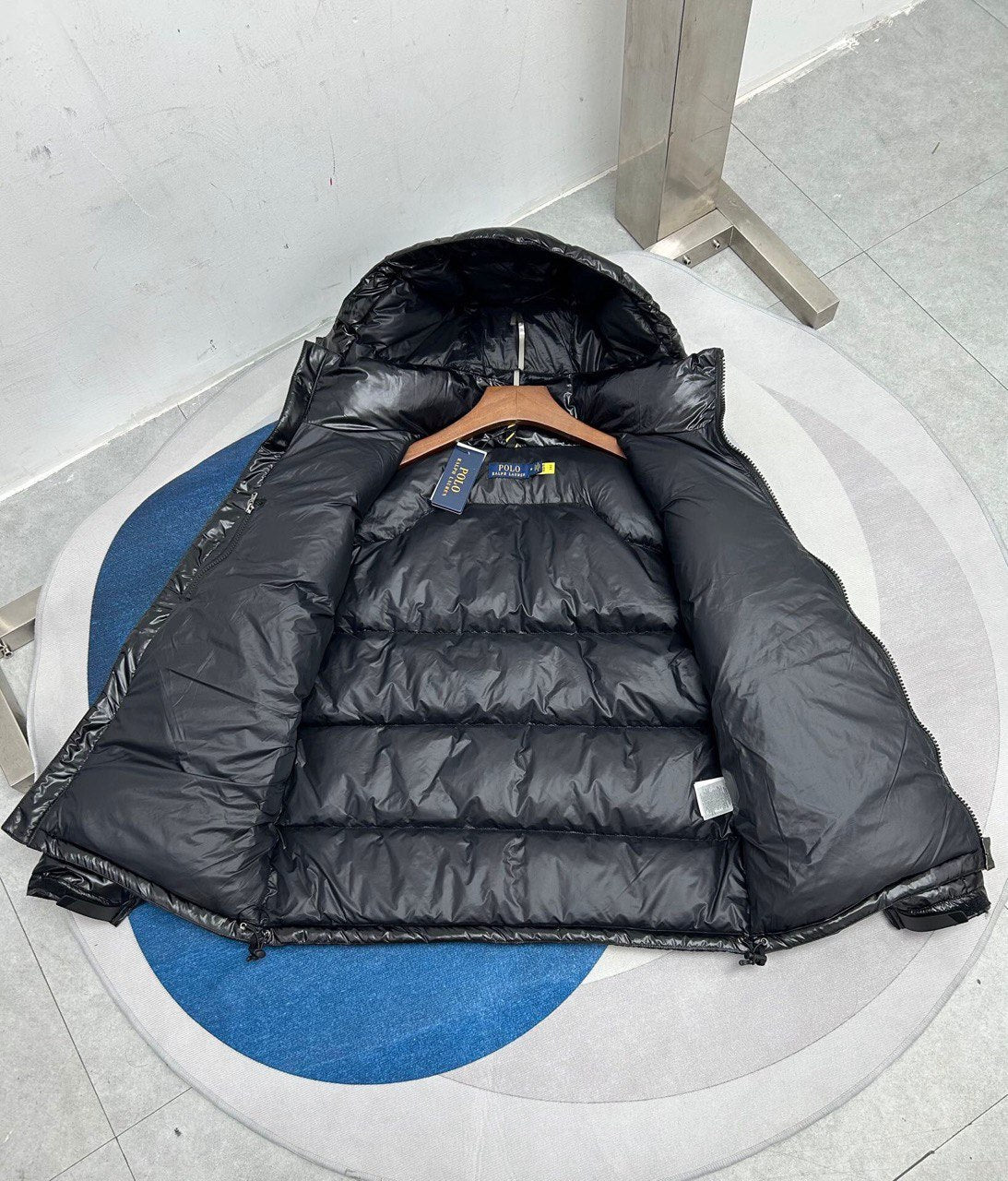 Glänzende, schwarze Steppjacke mit Kapuze