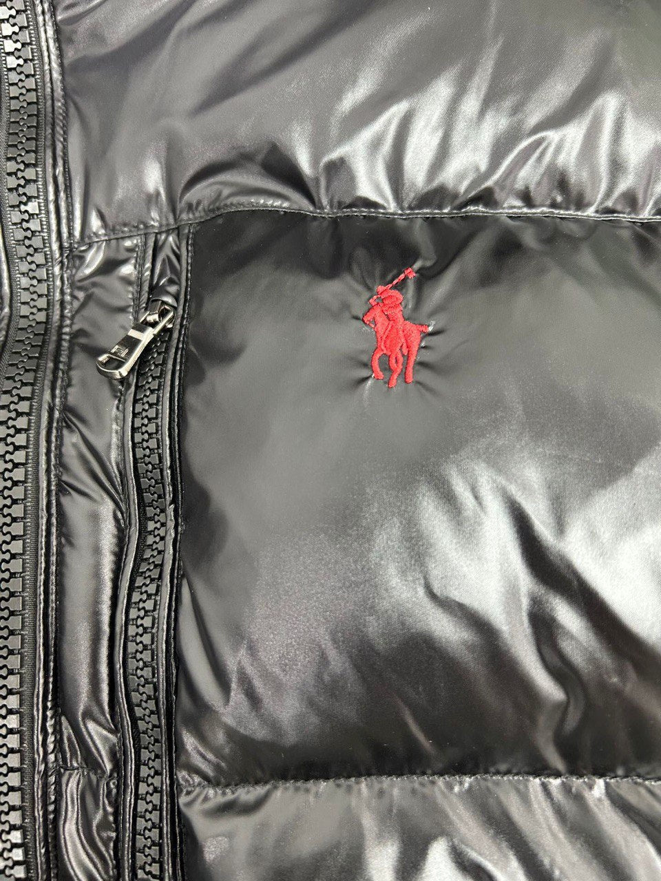 Glänzende, schwarze Steppjacke mit Kapuze