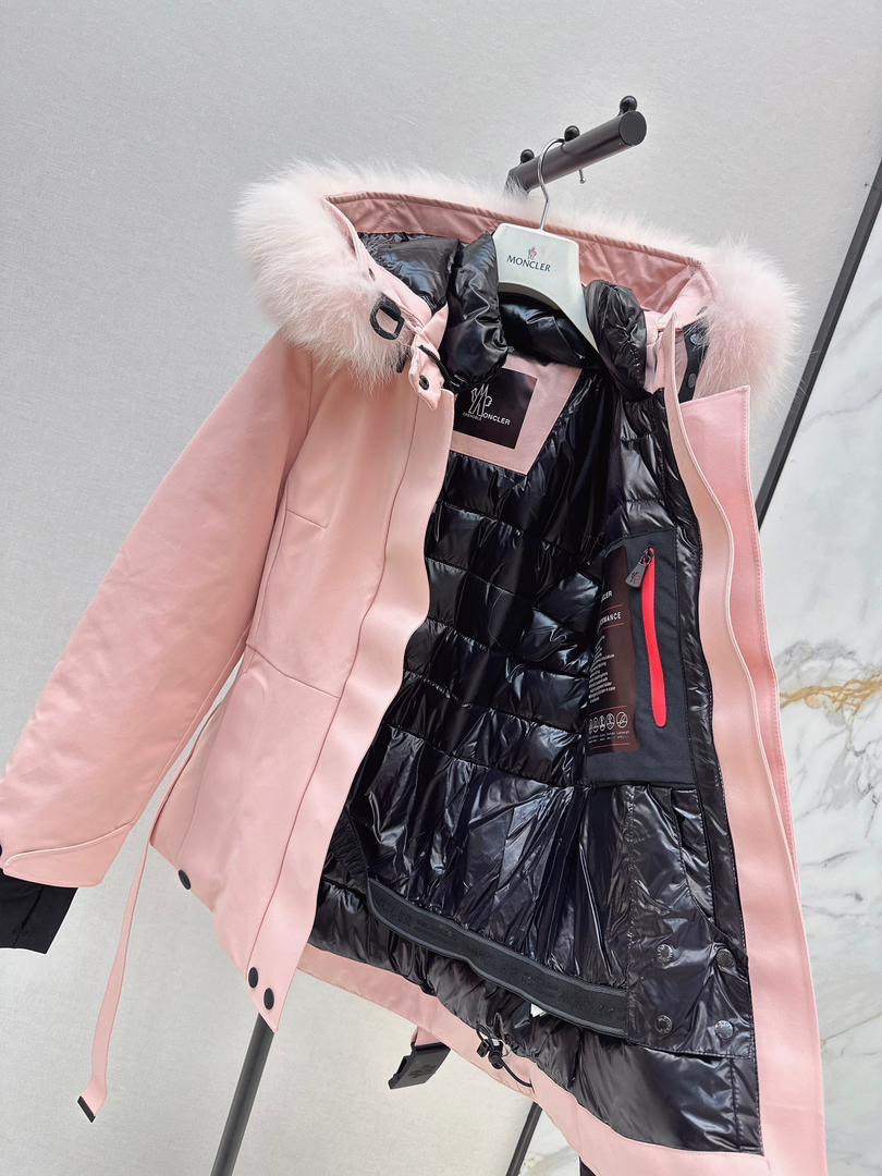 Winter jacket with belt and fur trim