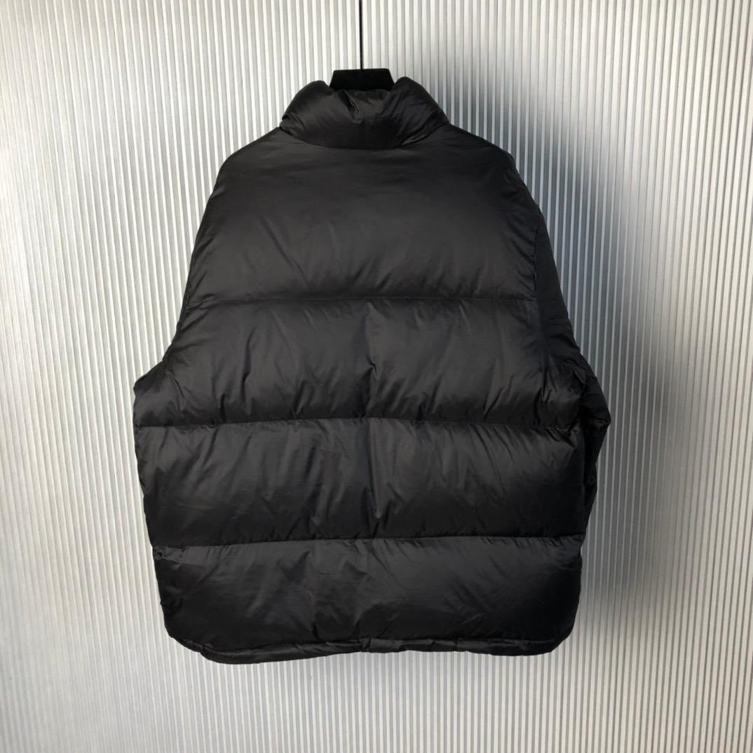 Unisex quilted jacket with skeleton design