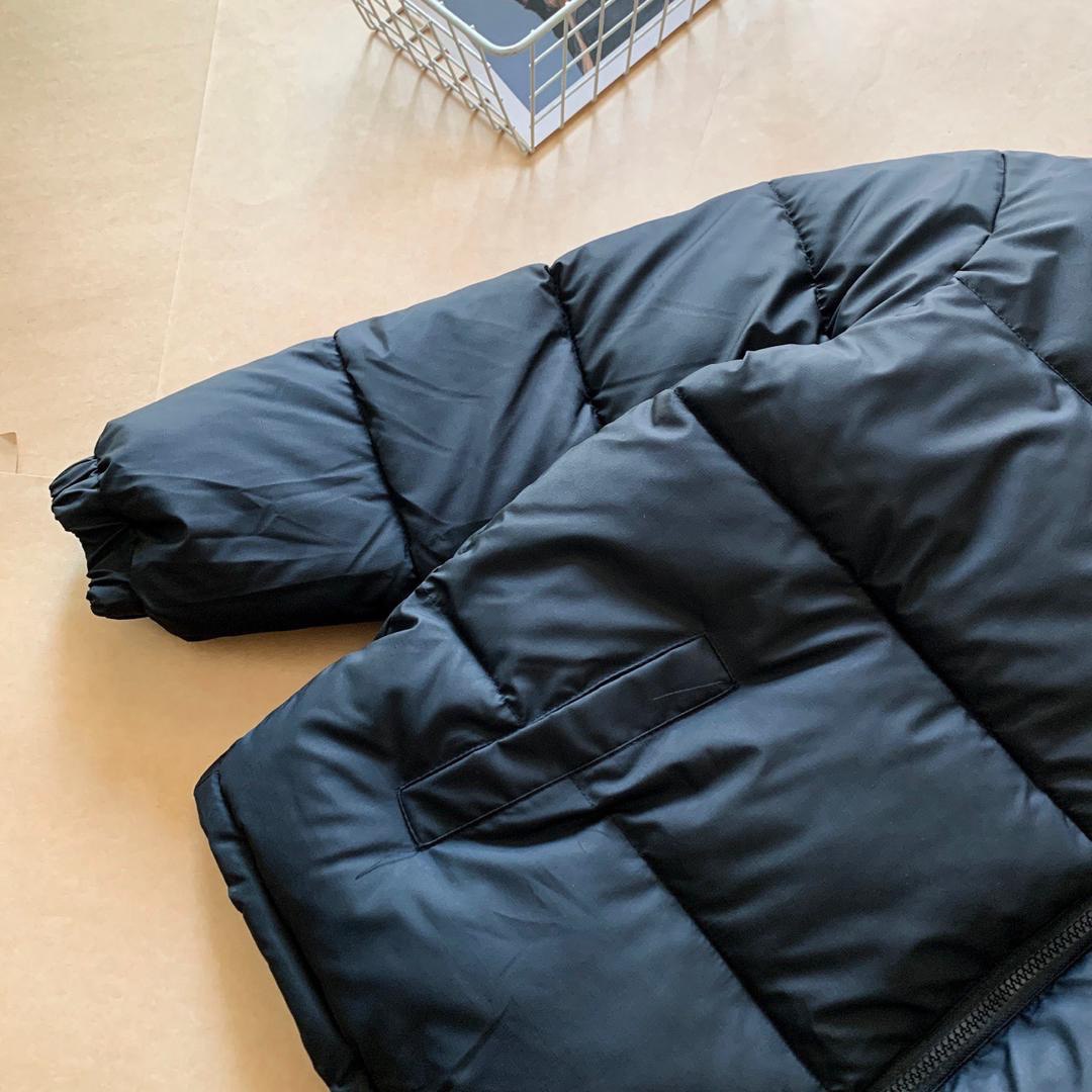Chaqueta acolchada negra con capucha