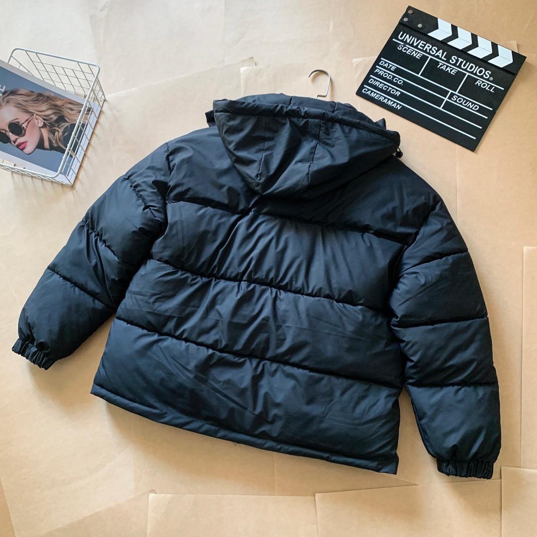 Chaqueta acolchada negra con capucha