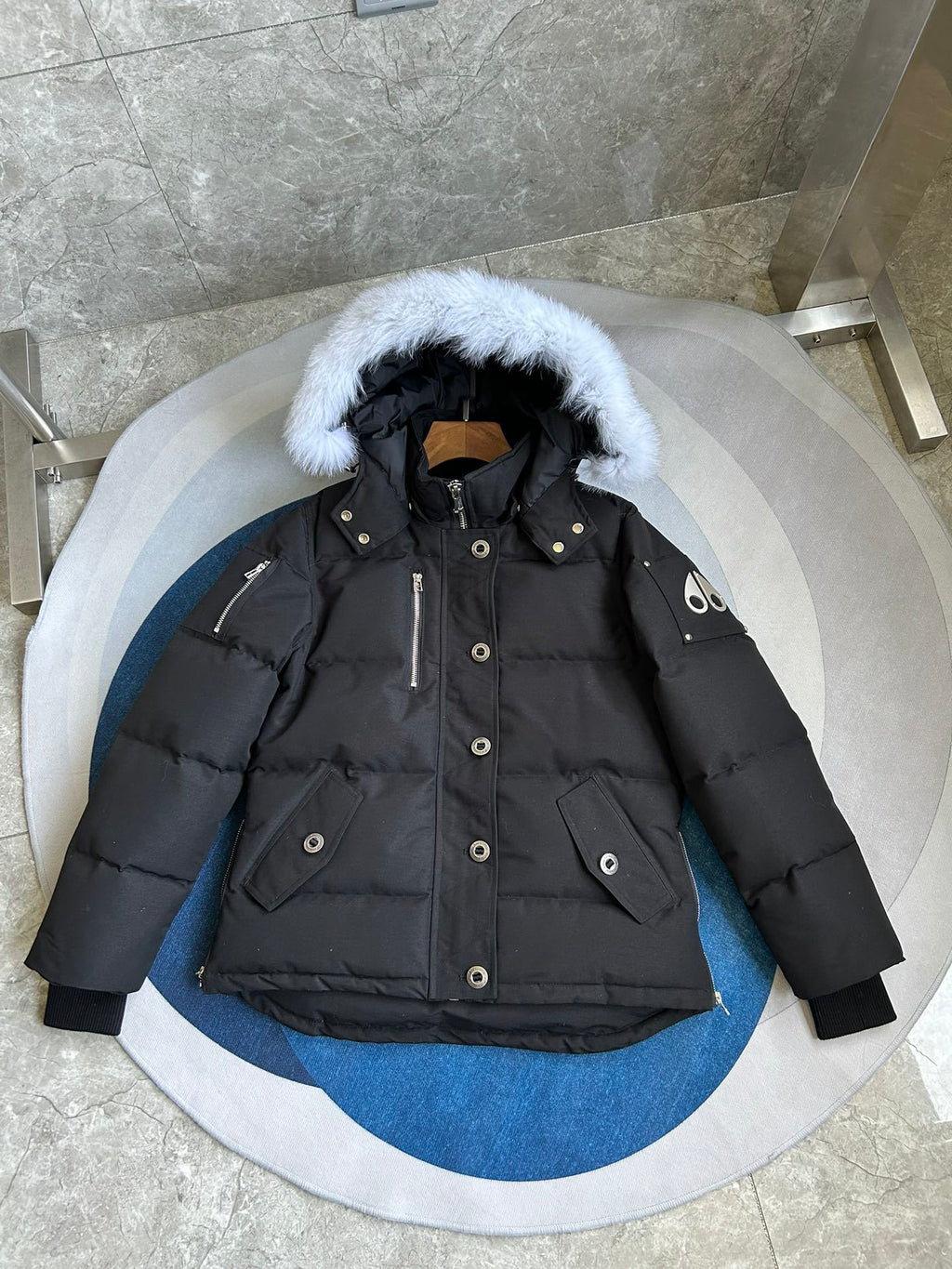 Gepolsterte Jacke mit Fellkapuze