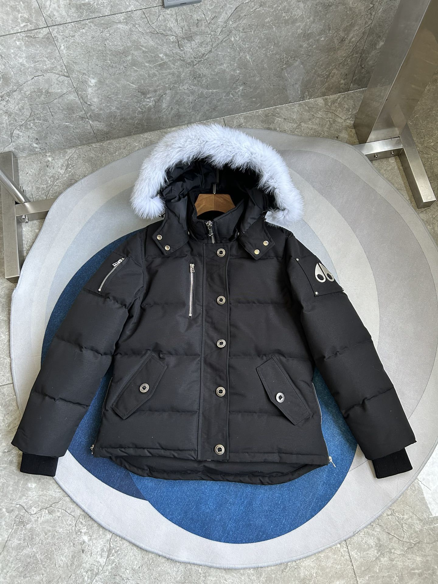 Gepolsterte Jacke mit Fellkapuze