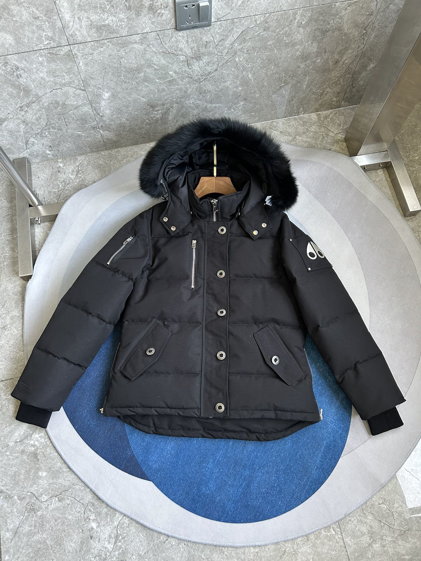 Chaqueta acolchada con capucha de piel