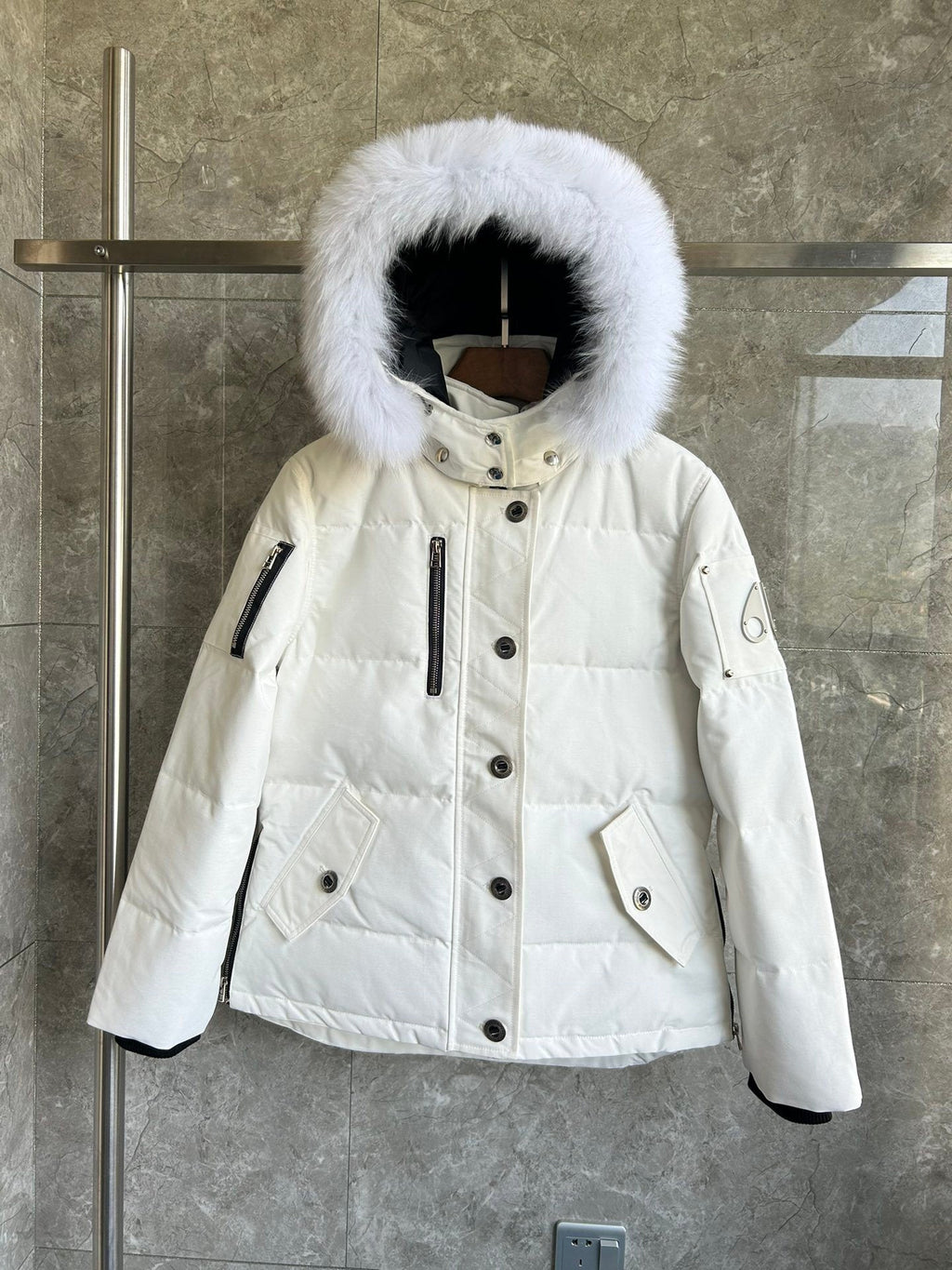 Gepolsterte Jacke mit Fellkapuze