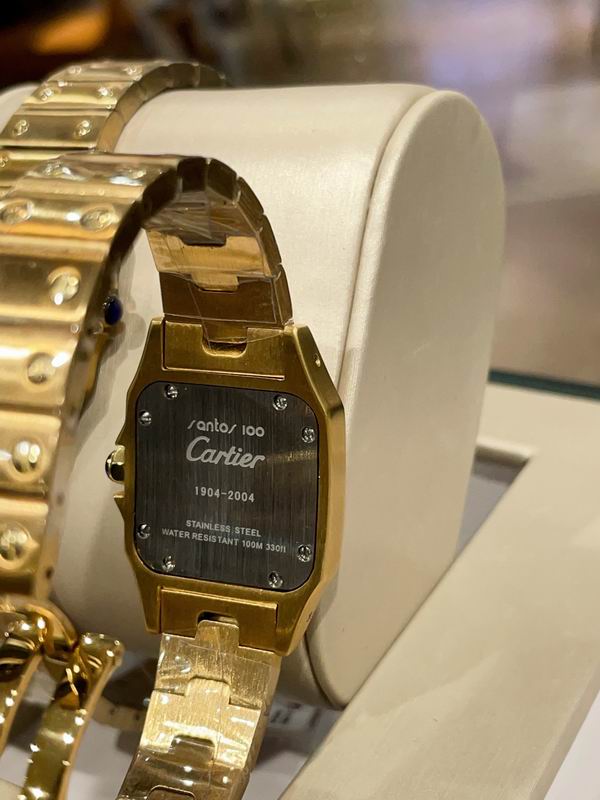 Reloj de acero con caja cuadrada